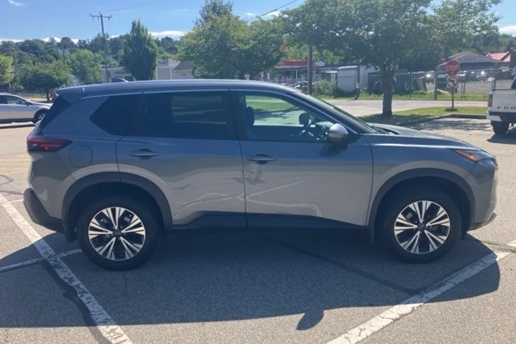 2023 Nissan Rogue SV photo 1