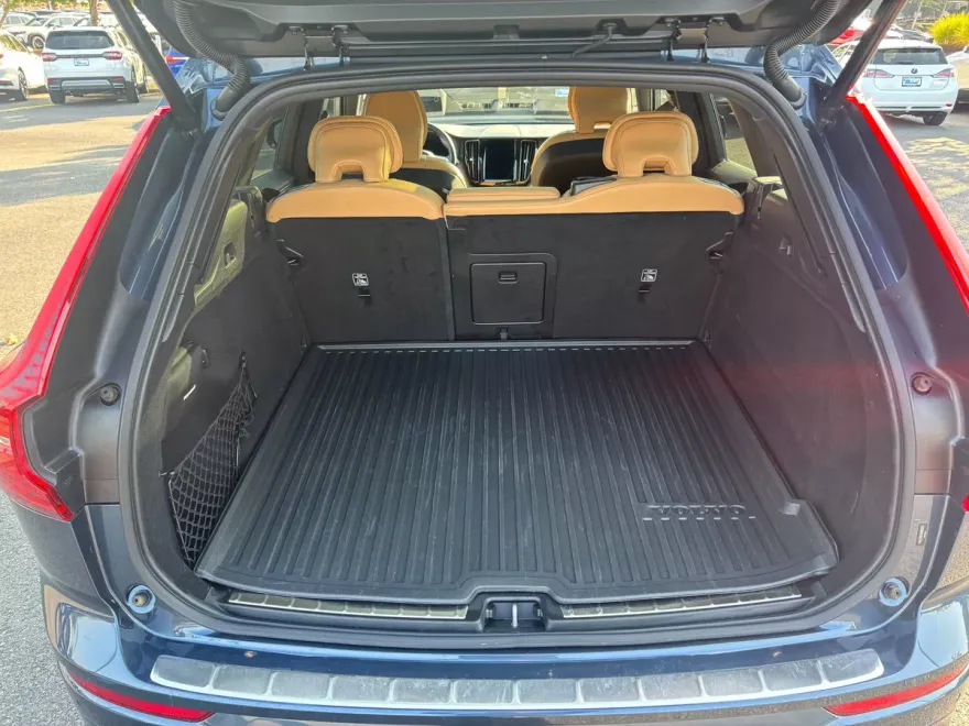 2022 Volvo XC60 B5 Inscription photo 1