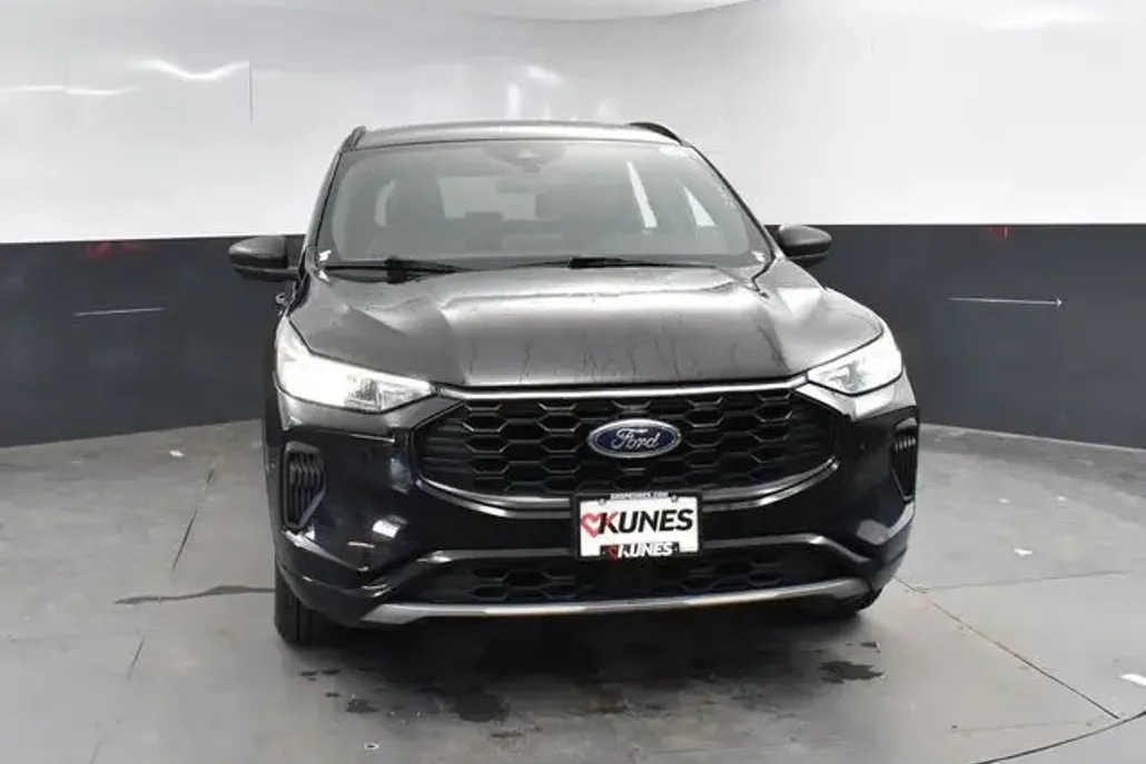 2023 Ford Escape ST-Line photo 1