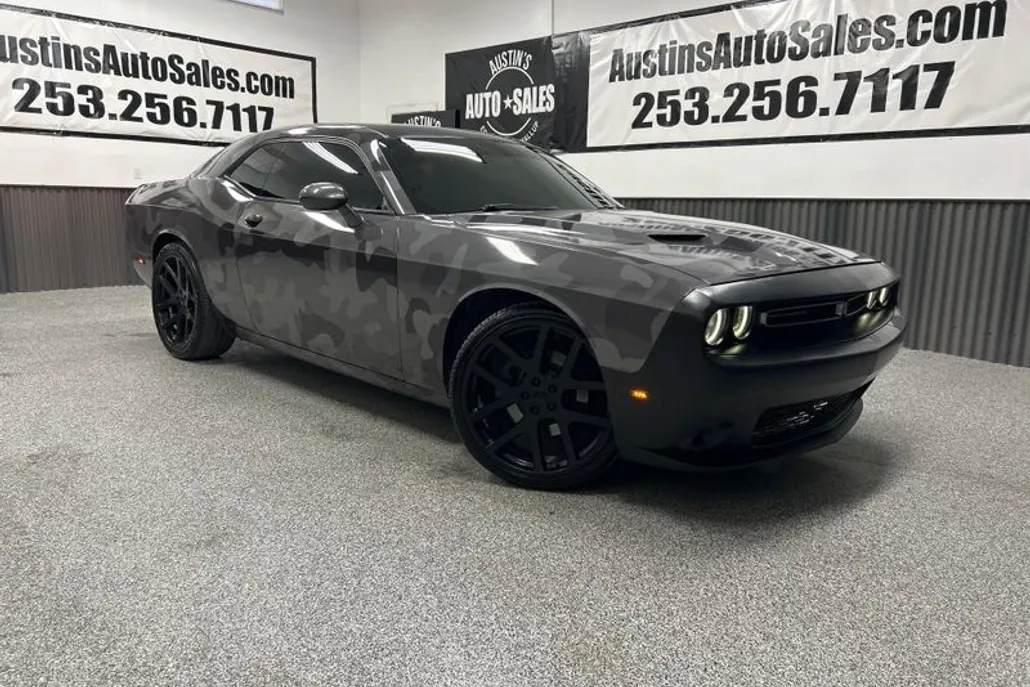 2016 Dodge Challenger SXT photo 1