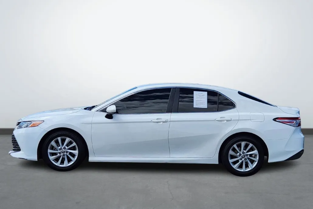 2018 Toyota Camry LE photo 1
