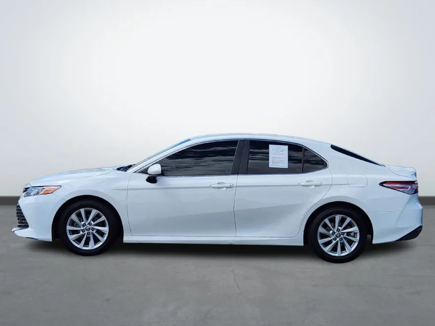 2018 Toyota Camry LE photo 1