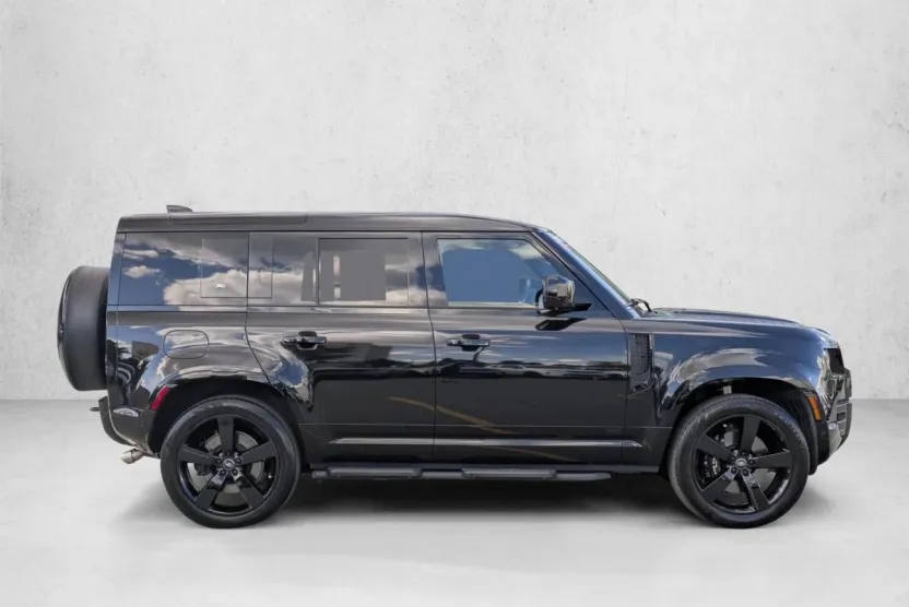 2024 Land Rover Defender 110 V8 photo 1