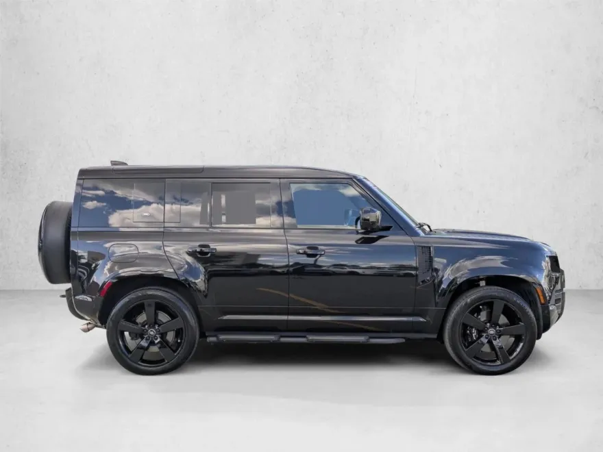 2024 Land Rover Defender 110 V8 photo 1
