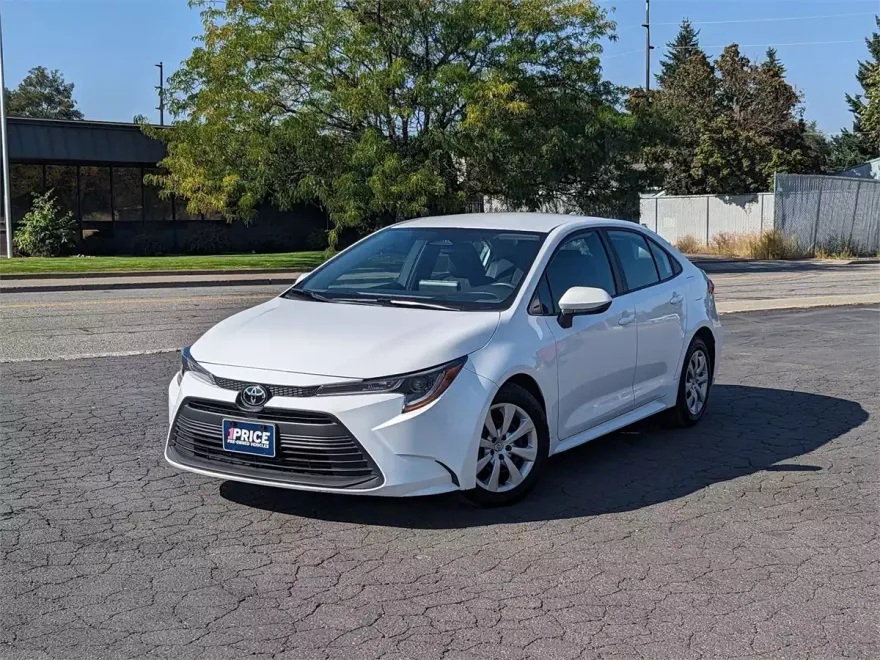 2023 Toyota Corolla LE photo 1