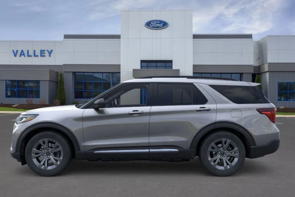 2025 Ford Explorer photo 1