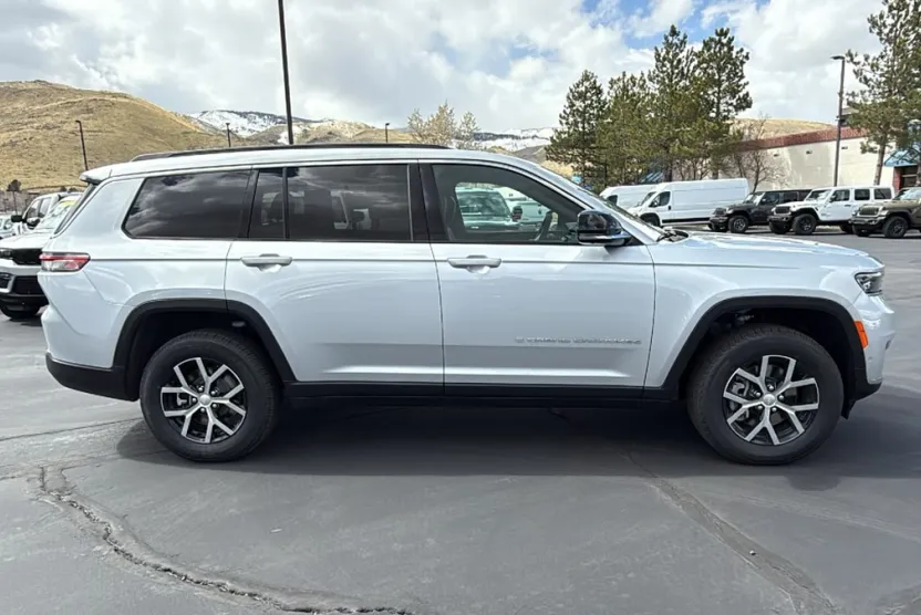 2025 Jeep Grand Cherokee Limited photo 1