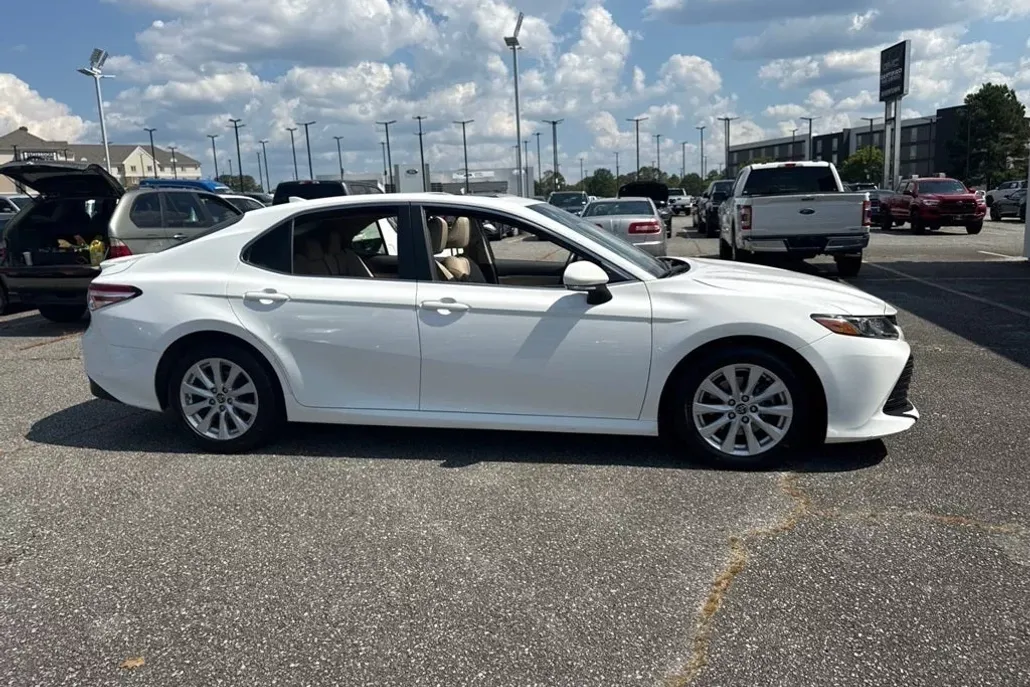 2018 Toyota Camry LE photo 1