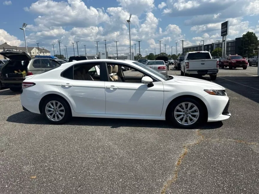 2018 Toyota Camry LE photo 1