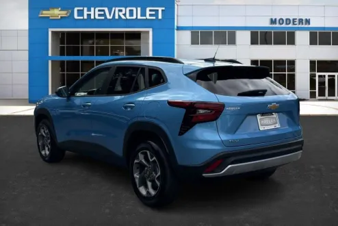 2025 Chevrolet Trax LT photo 3