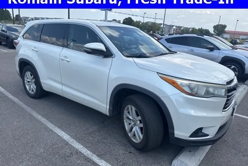 2016 Toyota Highlander LE photo 1