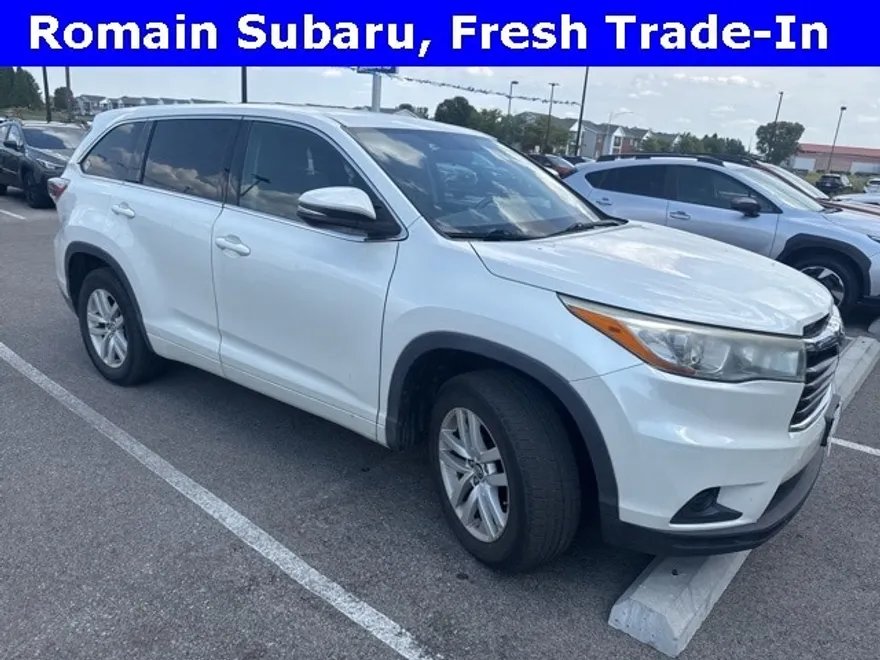 2016 Toyota Highlander LE photo 1