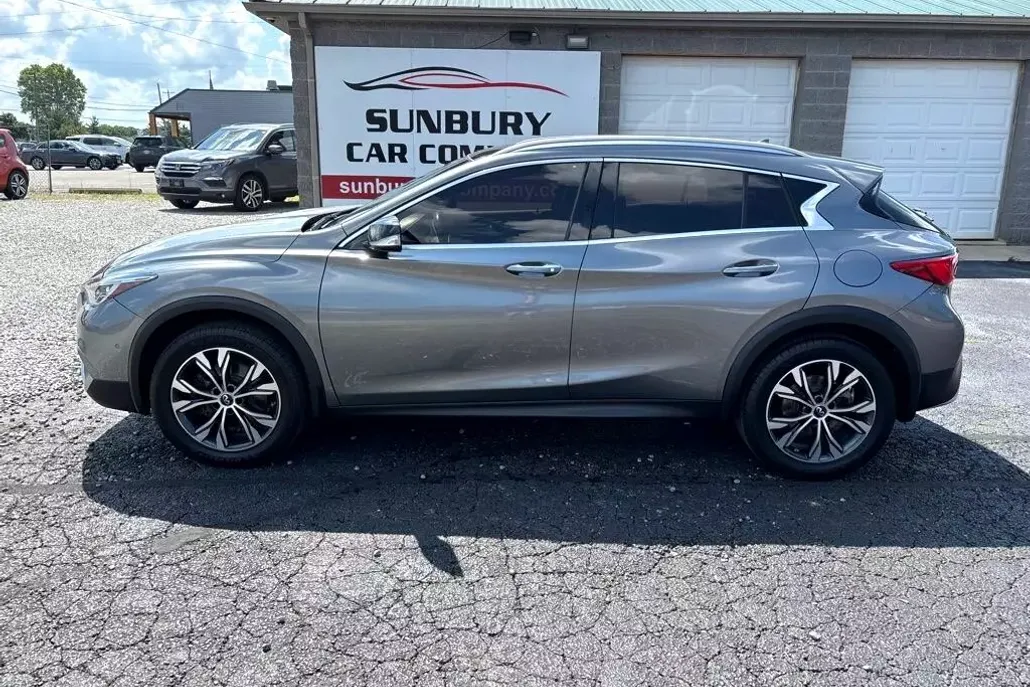 2017 Infiniti QX30 Base photo 1