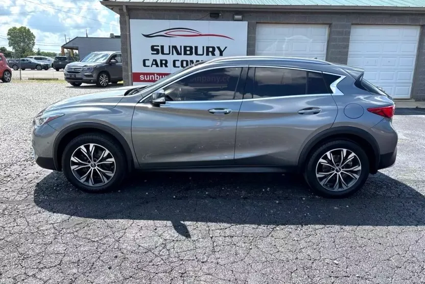 2017 Infiniti QX30 Base photo 1