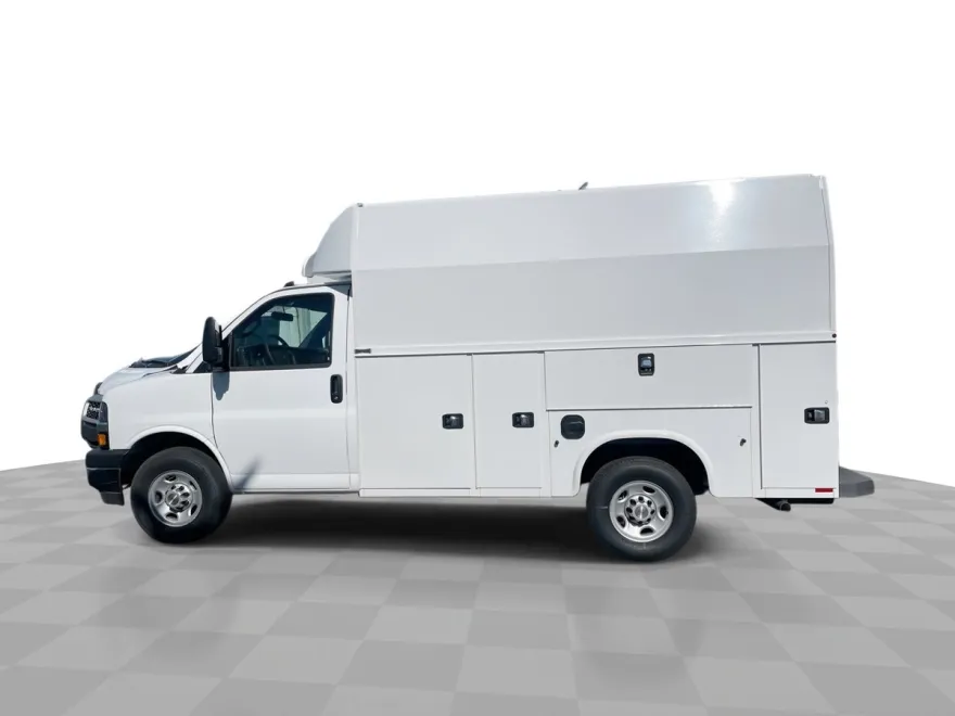 2025 Chevrolet Express Cutaway 3500 photo 1
