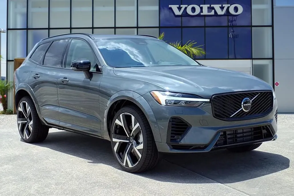 2026 Volvo XC60 T8 photo 1