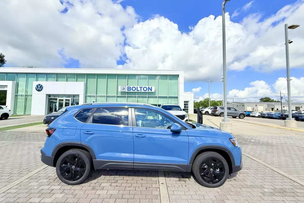 2025 Volkswagen Taos SE photo 1