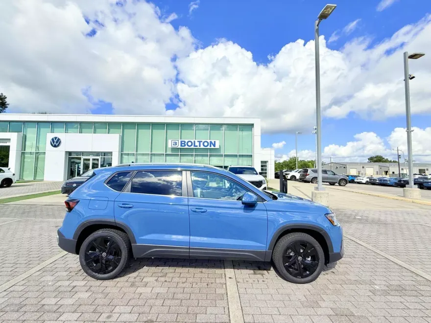 2025 Volkswagen Taos SE photo 1