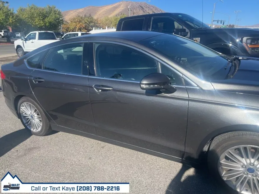 2016 Ford Fusion SE photo 1
