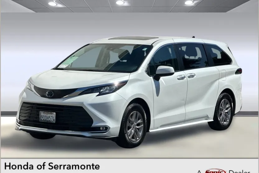 2023 Toyota Sienna XLE photo 1