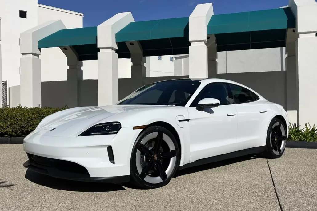 2025 Porsche Taycan photo 1