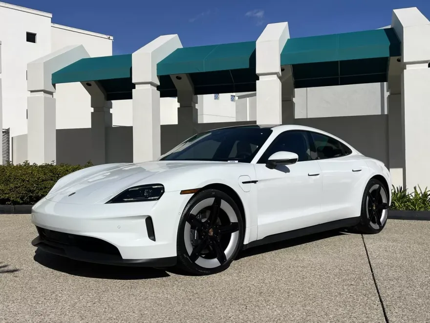 2025 Porsche Taycan photo 1
