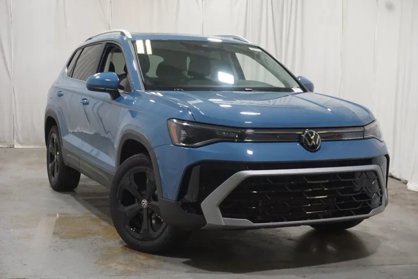 2025 Volkswagen Taos SEL photo 1