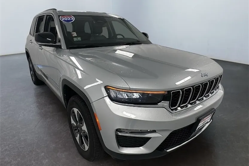 2023 Jeep Cherokee Base photo 1