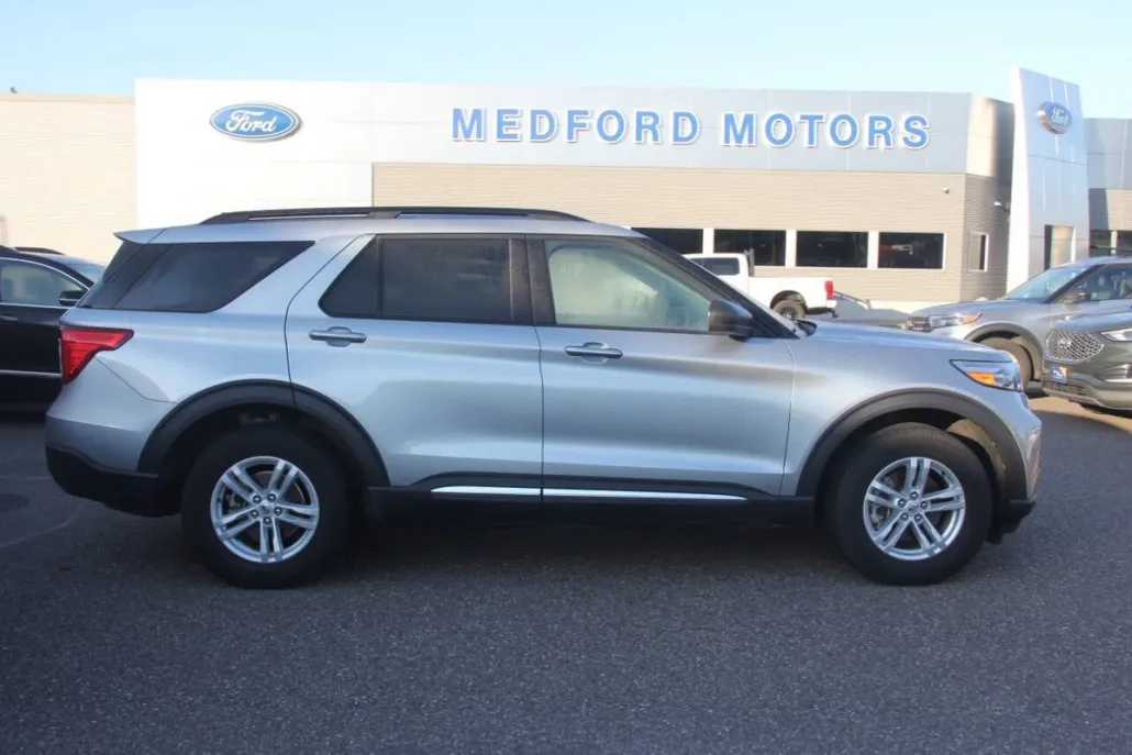 2023 Ford Explorer XLT photo 1