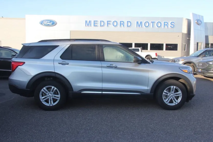2023 Ford Explorer XLT photo 1