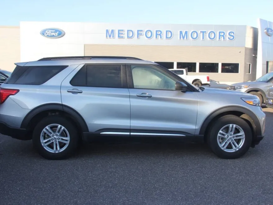 2023 Ford Explorer XLT photo 1