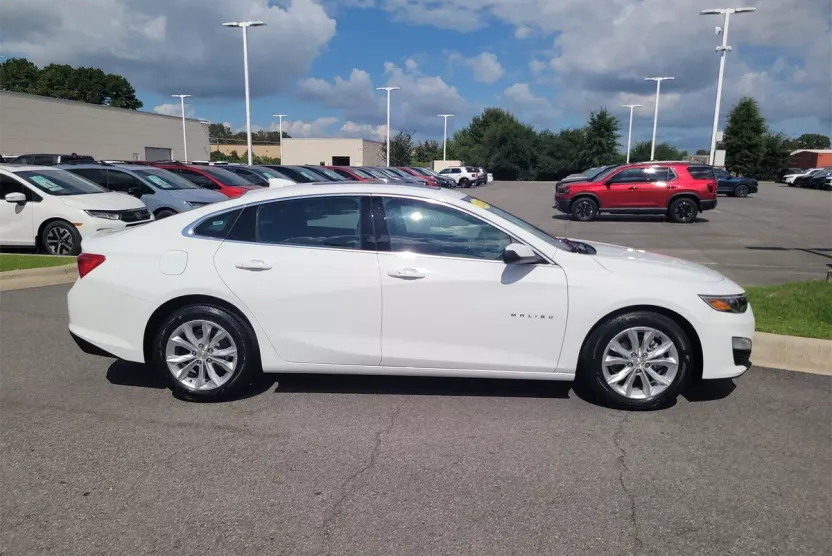 2024 Chevrolet Malibu 1LT photo 1
