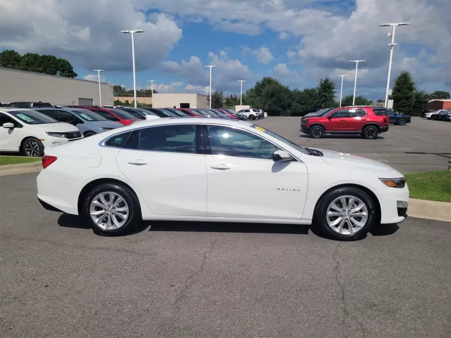 2024 Chevrolet Malibu 1LT photo 1