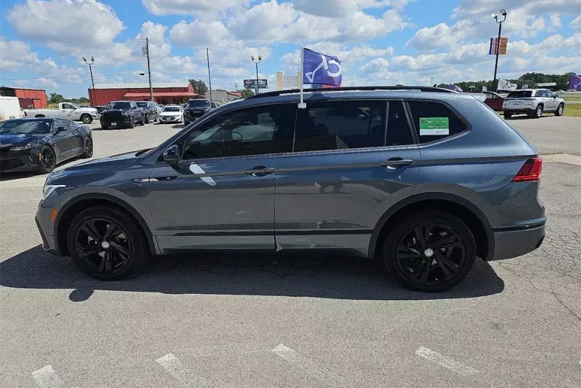 2023 Volkswagen Tiguan SE R-Line Black photo 1