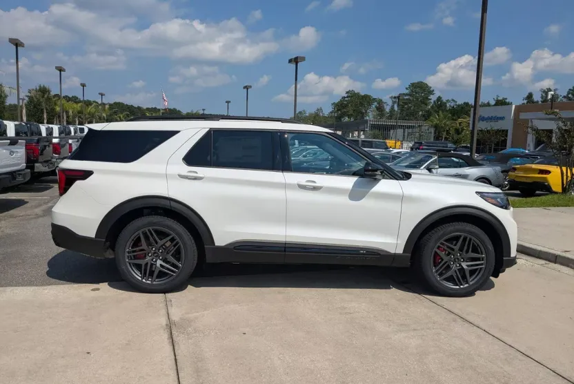 2025 Ford Explorer ST photo 1