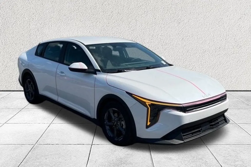 2025 Kia K4 LXS photo 1