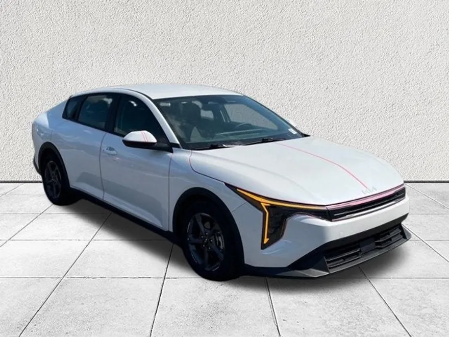 2025 Kia K4 LXS photo 1