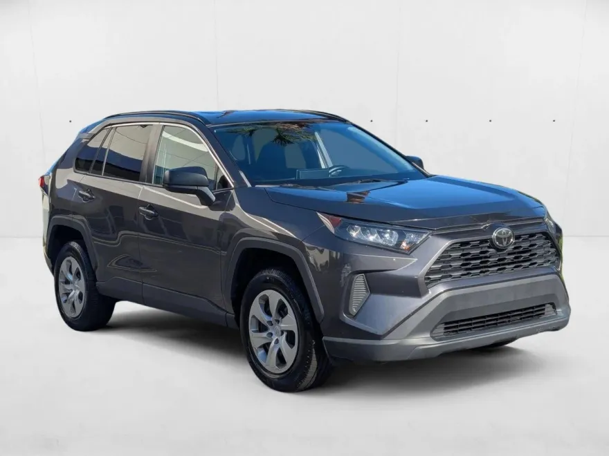 2019 Toyota RAV4 LE photo 1