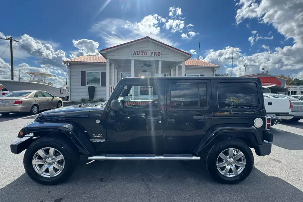 2013 Jeep Wrangler Unlimited Sahara photo 1
