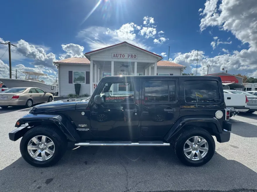 2013 Jeep Wrangler Unlimited Sahara photo 1