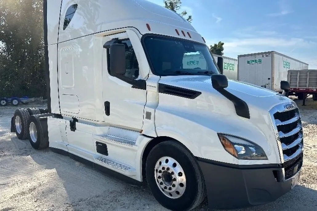 2021 Freightliner Cascadia 126" Sleeper Cab photo 1