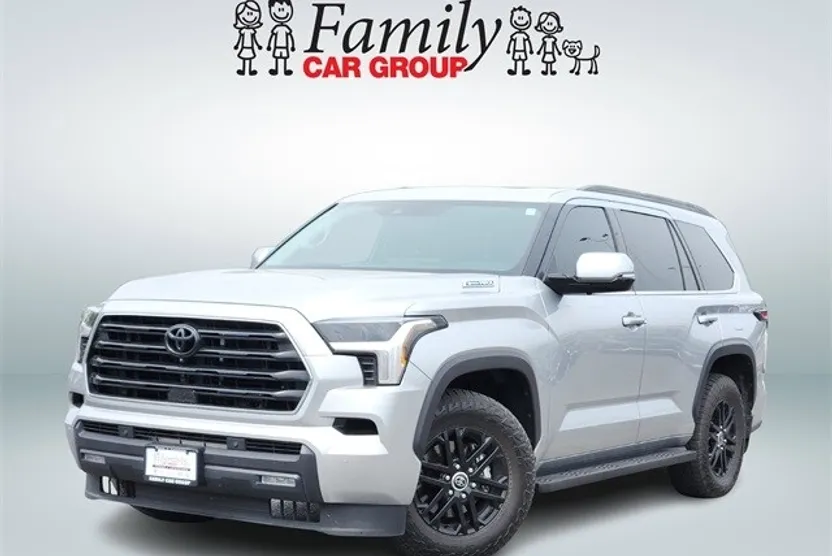 2023 Toyota Sequoia SR5 photo 1