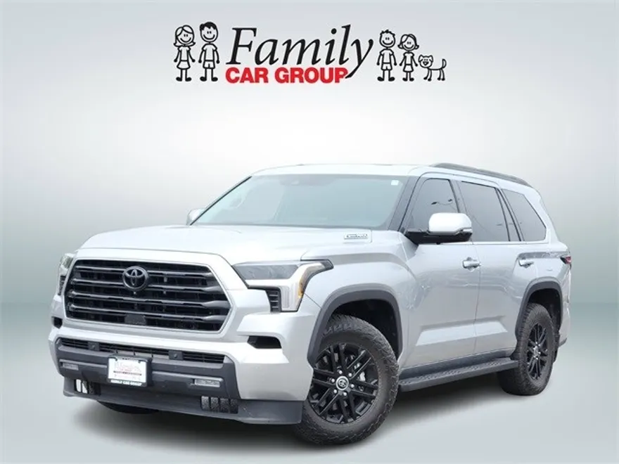 2023 Toyota Sequoia SR5 photo 1