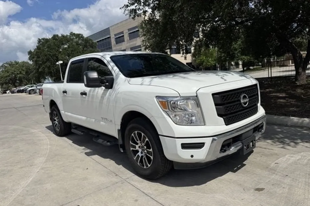 2024 Nissan Titan SV photo 1