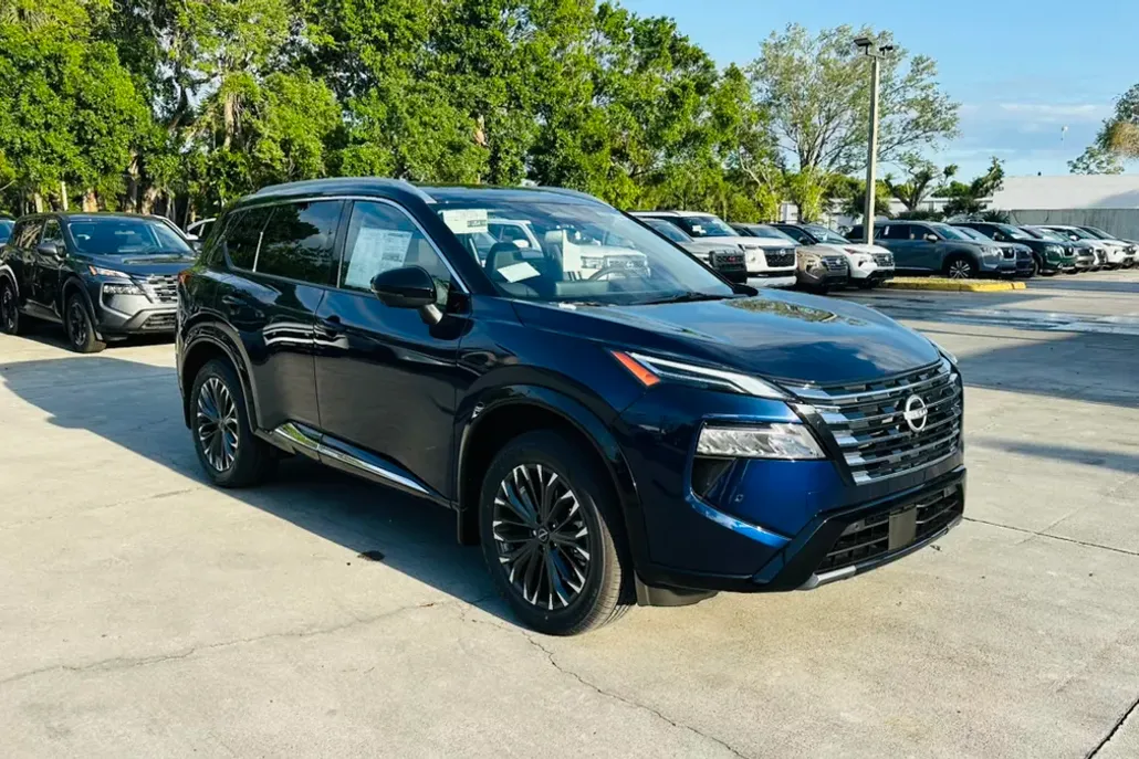 2025 Nissan Rogue Platinum photo 1