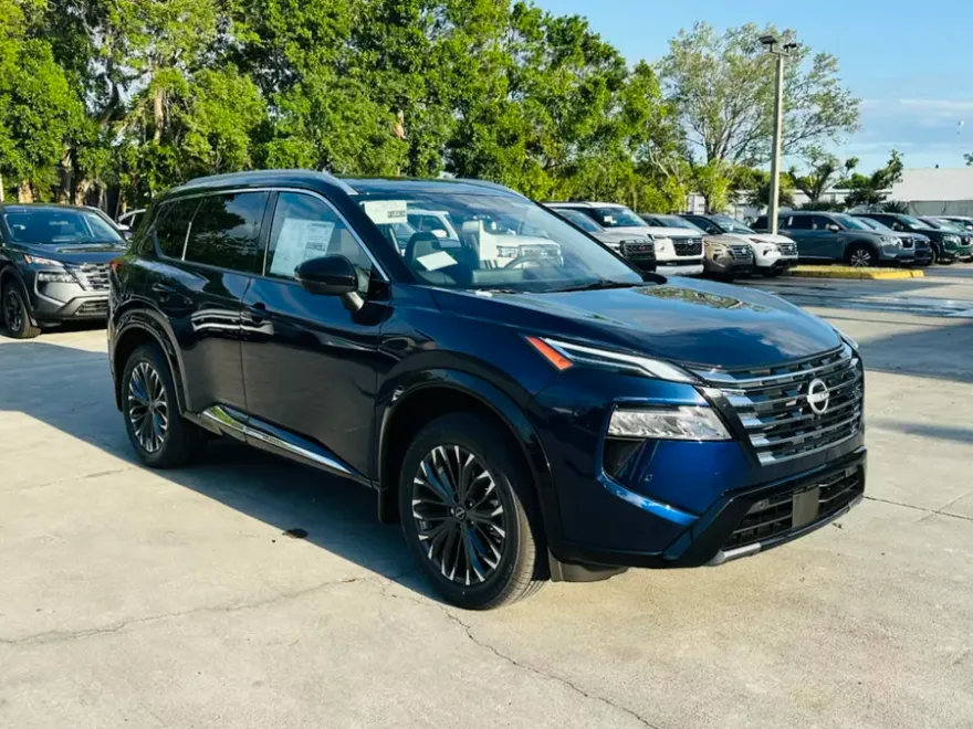 2025 Nissan Rogue Platinum photo 1