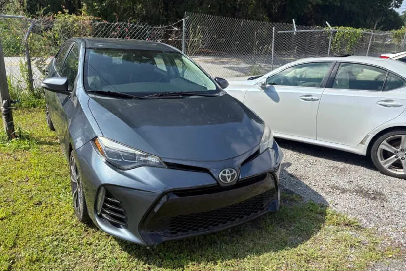 2017 Toyota Corolla SE photo 1