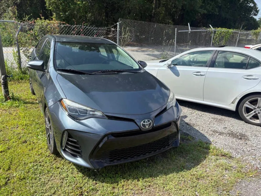 2017 Toyota Corolla SE photo 1