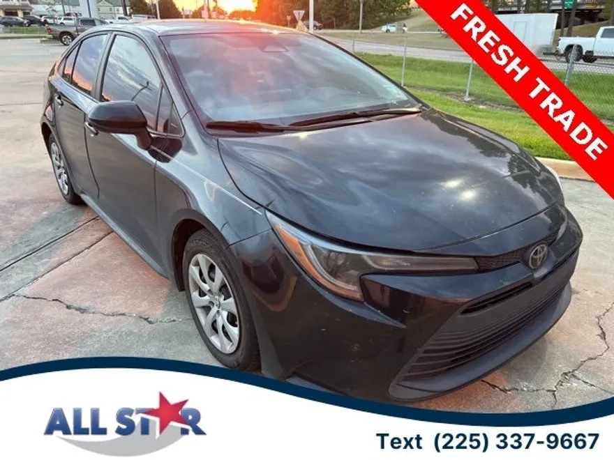 2023 Toyota Corolla LE photo 1