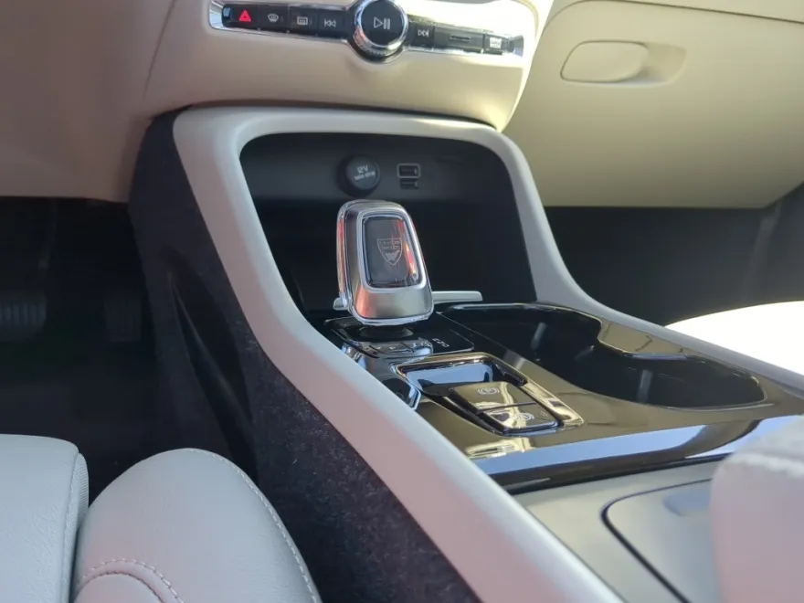 2022 Volvo XC40 T5 Inscription AWD photo 1